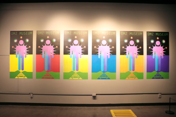 ▲6개의 사람 모양 픽토그램을 통해 희망찬 통일의 메시지를 전하는 이부록 작가의 '워바타_DMZ Museum 2022'가 기획 전시실 입구 벽면에 부착돼있다.