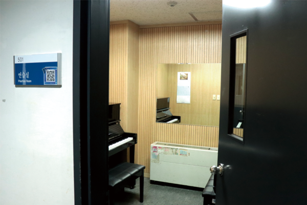 ▲본교 제2창학캠퍼스 음악대학 5층의 밀폐된 피아노 연습실에 냉난방 기기가 구비돼 있다.