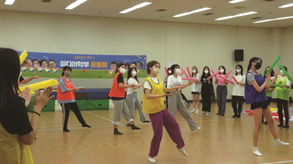 ▲본교 미디어학부 학우들이 ‘랜덤 플레이 댄스’에 참여하고 있다.