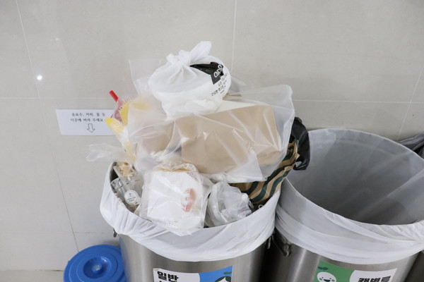 ▲ 본교 제2창학캠퍼스 프라임관 로비 일반쓰레기통이 분리되지 않은 쓰레기로 가득 차 있다.