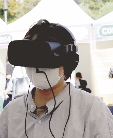 한 학우가 이벤트 부스 VR(Virtual Reality을 체험하고 있다.