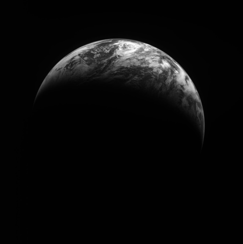 ▲지난 1월 1일(일) 다누리가 달 상공 117킬로미터에서 촬영한 사진이다. (사진 출처 = 한국항공우주연구원)