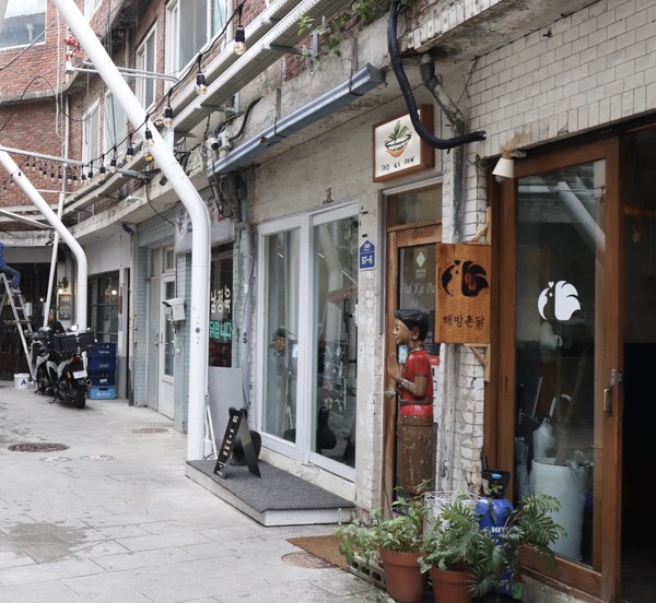 ▲신흥시장엔 옛 간판을 단 가게와 현대적으로 꾸민 가게가 공존한다.