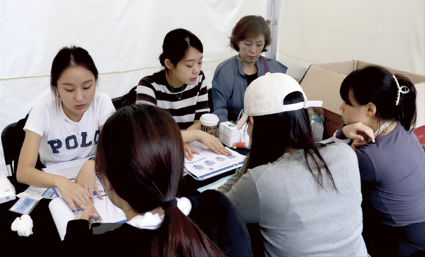 ▲학우들이 유엔난민기구 부스에서 진행하는 채용상담에 참여하고 있다.