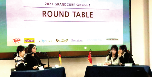 ▲‘제14회 다국어 통역 국제 포럼 그랜드큐브(GRANDCUBE)’ 첫 번째 세션의 라운드 테이블(Round Table)에서 독일 팀과 중국 팀이 질문을 주고받고 있다.