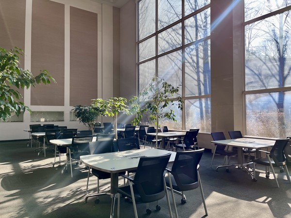 ▲창문으로 들어오는 햇살과 함께 독서할 수 있는 공간이 마련돼 있다. 좌석은 ‘헤이영 스마트 캠퍼스’ 앱으로 예약할 수 있다.