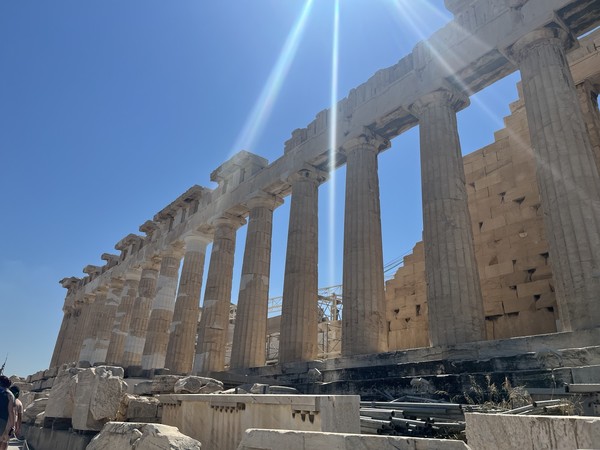 ▲아크로폴리스의 정점엔 거대한 신전이자 세계 유네스코 문화유산 1호로 지정된 파르테논 신전이 있다.
