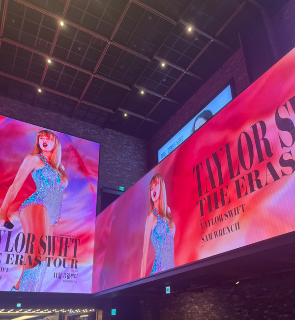 ▲테일러 스위프트(Taylor Swift)의 콘서트 실황 영화 '테일러 스위프트: 디 에라스 투어(Taylor Swift: The Eras Tour)' 포스터가 전광판에 걸려 있다. (사진제공=강다은(데이터사이언스 23) 학우)