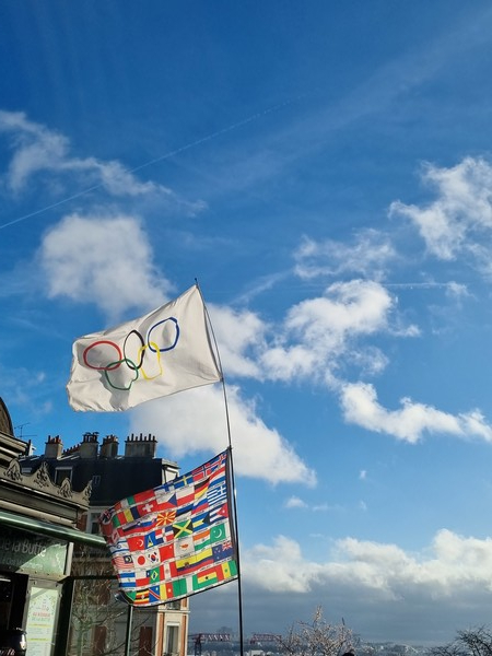 ▲몽마르뜨 언덕에 걸린 2024 파리 올림픽 깃발이다.