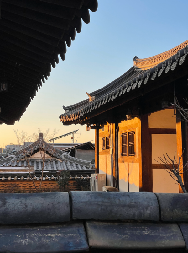 ▲노을 진 한옥의 모습이다.