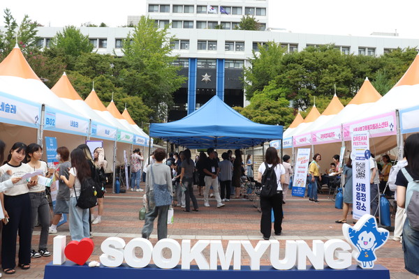 ▲지난 11일(수) 본교 제1캠퍼스 순헌관광장에서 열린 취업직무박람회에 많은 학우들이 참여하고 있다.