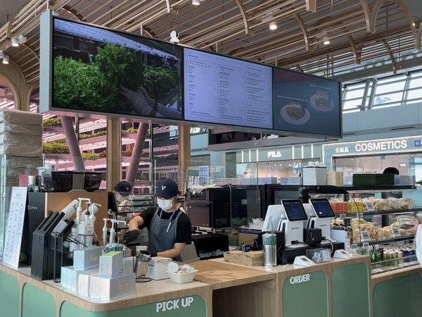 ▲픽업대에선 스마트팜에서 수확된 채소가 조리를 거쳐 고객에게 도달하는 과정이 한눈에 보인다.