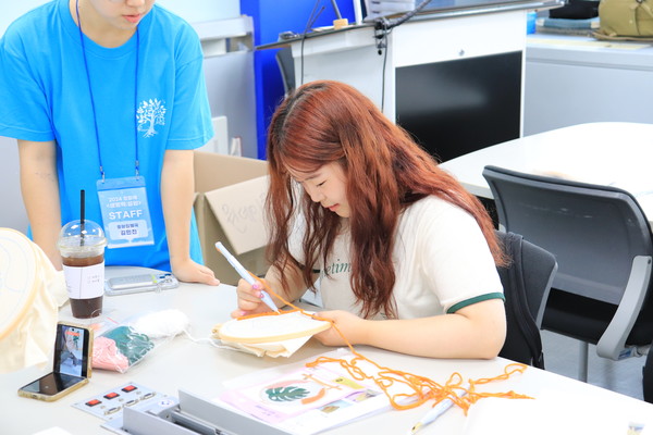 ▲‘원데이 클래스’에 참여한 학우가  펀치니들(Punch needle) 만들기에 열중하고 있다.