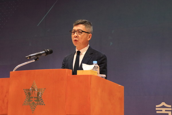 ▲본교 제2창학캠퍼스 눈꽃광장홀에서 애홍가 주한 중국대사관 교육공사참사관이 강연하고 있다.