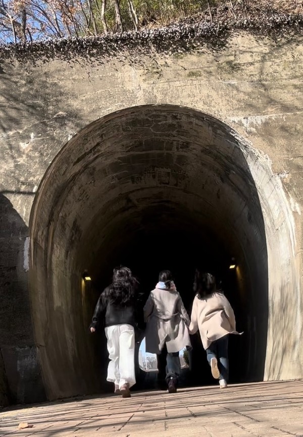 ▲드라마 '스물다섯 스물하나'(2022) 촬영지인 한벽터널에서 고등학교 친구들과 찍은 사진이다.