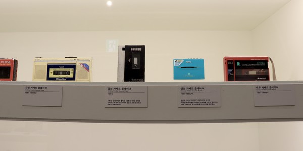 ▲1980년대 국내 전자 기업에서 출시한 카세트 플레이어의 모습이다.