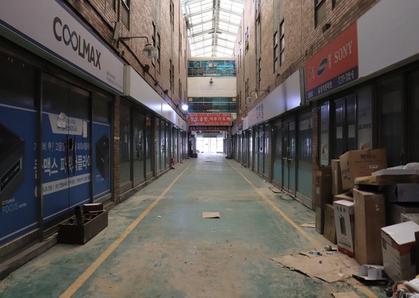 ▲적막한 나진상가 17동 1층의 모습이다. 대부분 온라인 매장의 물류창고로 운영 중이다.