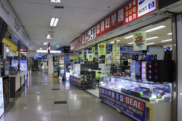 ▲전자랜드 본관 3층엔 여전히 조립 컴퓨터 매장이 간판을 밝히며 운영 중이다.