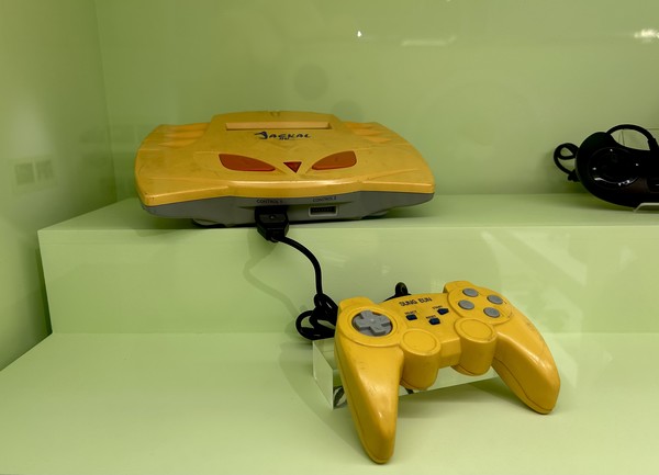 ▲성은전자에서 제조한 게임기다. 비디오 게임 기업 닌텐도(Nintendo)에서 출시한 ‘패미컴’을 복제해 일명 ‘패미클론’으로 불리며 전자상가에서 판매됐다.