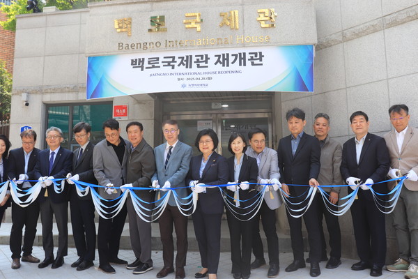 ▲지난달 28일(월) 열린 백로국제관 개소식에서 본교 문시연 총장과 각 부처 처장이 테이프 커팅식을 하고 있다. 