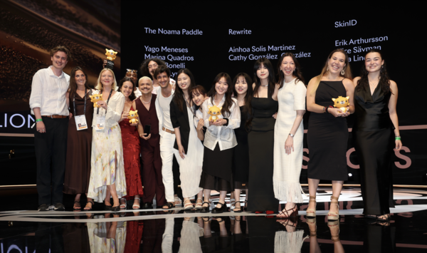 ▲현지시각 6월 16일(월) 프랑스 칸에서 열린 광고제 칸 라이언즈(Cannes Lions)의 대학생 부문 ‘퓨처 라이언즈’에서 수상한 본교 학우들과 타 수상자의 모습이다. (사진제공=김근아(홍보광고 21) 학우)