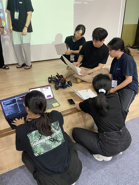 ▲심 교수가 학생들과 연구하며 이에 대해 논의하고 있다.(사진제공=심주용 교수)