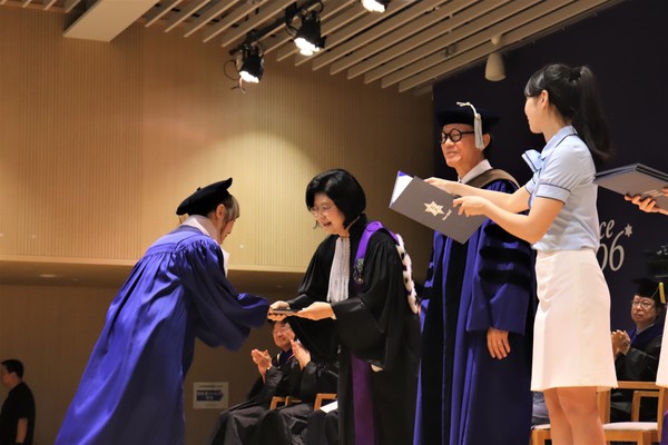 ▲본교 제2창학캠퍼스 눈꽃광장홀에서 문시연 총장이 학우에게 학위를 건네주고 있다. 