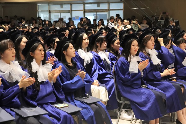 ▲지난달 22일(금) 2024학년도 후기 학위수여식에 참여한 학우들이 박수를 치고 있다.