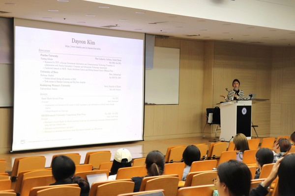 ▲지난 9일(화) 본교 제2창학캠퍼스 젬마홀에서 열린 ‘Women in Data 특강’에서 김다연(소프트웨어융합 24졸)  동문이 자신의 교환학생 시절을 얘기하고 있다.