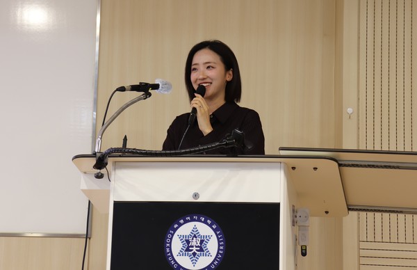 ▲배혜지(IT공학 17졸) 동문이 지난 8일(월) 본교 제2창학캠퍼스 젬마홀에서 열린 ‘2025 숙명 일일강연’을 진행하고 있다.